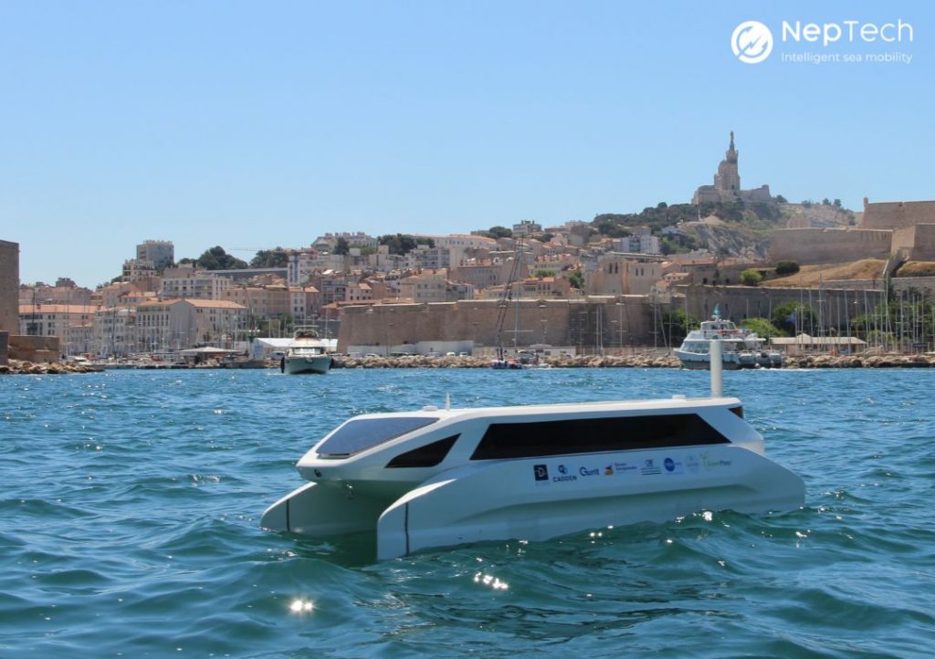 Neptech catamaran au large du vieux port