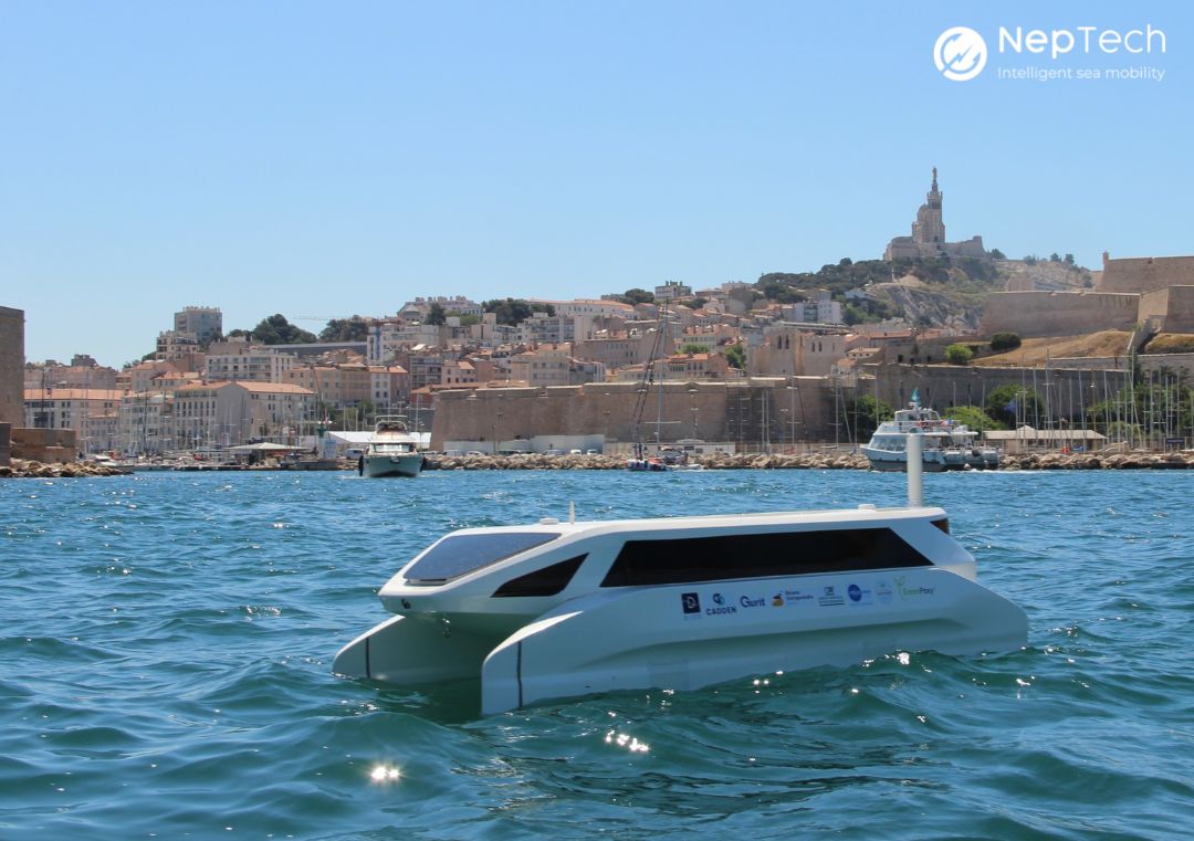 Neptech catamaran au large du vieux port